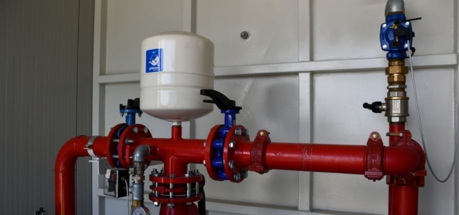 Dettaglio tubature e valvole di un impianto antincendio industriale realizzato da Biscontin e Marcon srl