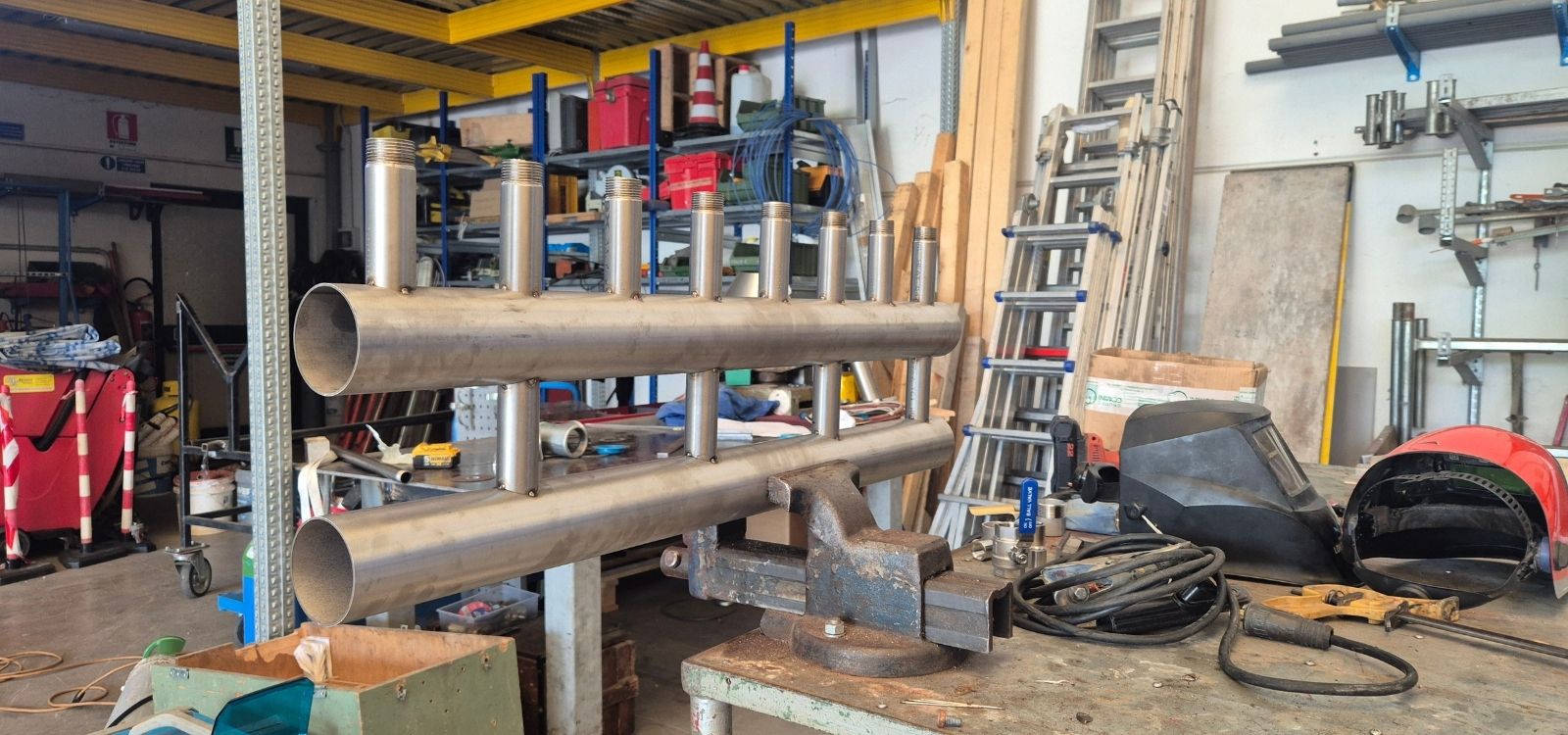 Lavorazione di tubi in acciaio inox per impianti speciali presso la sede Biscontin e Marcon