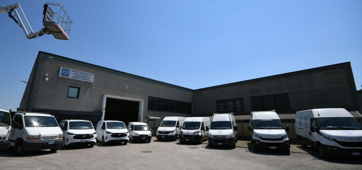 Vista su parco mezzi e piazzale della sede di Biscontin e Marcon srl
