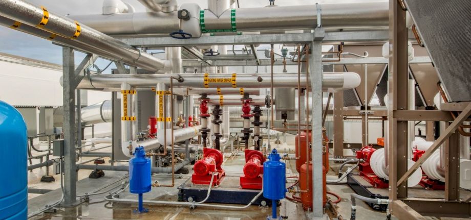 Impianto industriale a vapore con tubazioni, pompe, valvole, serbatoi e sistemi di regolazione per la distribuzione e gestione del vapore nei processi tecnici.