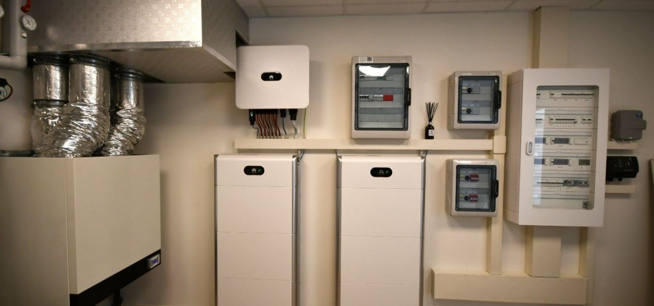 Centrale impianto fotovoltaico con inverter e batterie di accumulo