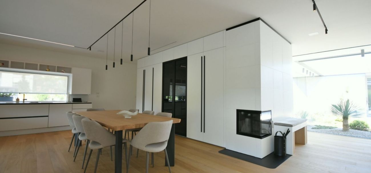 Ambiente residenziale moderno con sistema integrato di riscaldamento e climatizzazione, progettato per garantire comfort termico, efficienza energetica e controllo uniforme della temperatura.